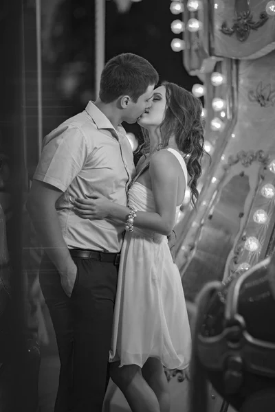 在法国的旋转木马，晚上照片，黑色和白色的背景上接吻的情侣 免版税图库照片