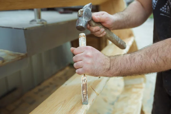 adam bir çekiç keski ahşap, erkekler ellerini, ahşap workconstruction, doğal malzemeler ile çalışma