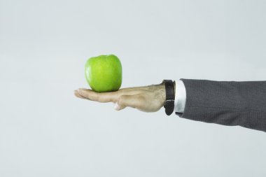adamın elinde bir yeşil elma tutan