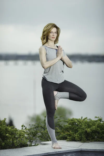 genç kadın uygulamaları yoga arka plan Nehri üzerinde