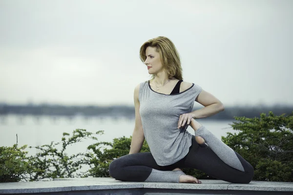 genç kadın uygulamaları yoga arka plan Nehri üzerinde