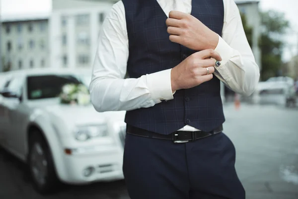 Bir limuzinin arka plan üzerinde erkek kol düğmeleri düğmeleri yakın çekim