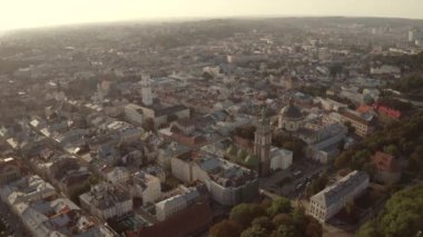 Şehir manzarası yukarıdan. Lviv, eski bir Avrupa şehri. Belediye binası, tapınaklar, kırmızı çatılı binalar ve güneşli bir günde sokaklar