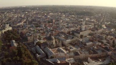 Şehir manzarası yukarıdan. Lviv, eski bir Avrupa şehri. Belediye binası, tapınaklar, kırmızı çatılı binalar ve güneşli bir günde sokaklar