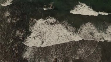 Tenerife sahillerinde güzel okyanus dalgaları, kayalık kıyılar ve renkli günbatımı
