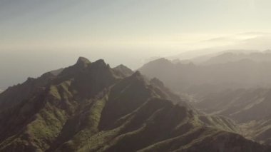Bulutlarla kaplı destansı yeşil dağlar. Tenerife, İspanya