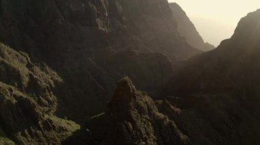 Masca Gorge, Tenerife, İspanya. İkonik bir yer, görkemli uçurumlar ve tropikal bitkilerle çevrili küçük bir köy..