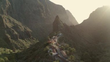 Masca Gorge, Tenerife, İspanya. İkonik bir yer, görkemli uçurumlar ve tropikal bitkilerle çevrili küçük bir köy..