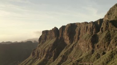 Bulutlarla kaplı destansı yeşil dağlar. Tenerife, İspanya