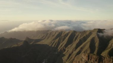 Bulutlarla kaplı destansı yeşil dağlar. Tenerife, İspanya