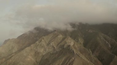 Bulutlarla kaplı destansı yeşil dağlar. Tenerife, İspanya