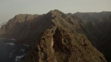 Kıyı kayaları. Okyanus Tenerife kıyılarını yıkar. Güzel manzara