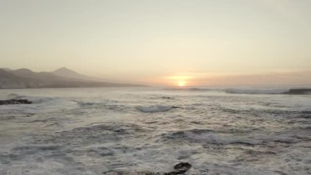 Belas Ondas Oceânicas Costa Tenerife Costa Rochosa Pôr Sol Colorido — Vídeo de Stock