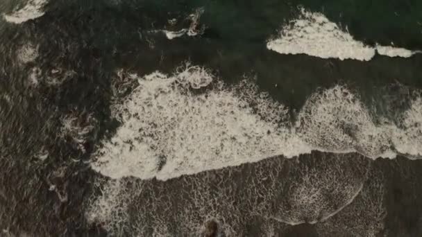 テネリフェ島沿岸の美しい海の波 岩だらけの海岸 カラフルな夕日 — ストック動画