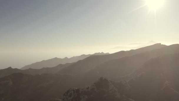 壮大な緑の山々の雲に包まれた スペインのテネリフェ島 — ストック動画