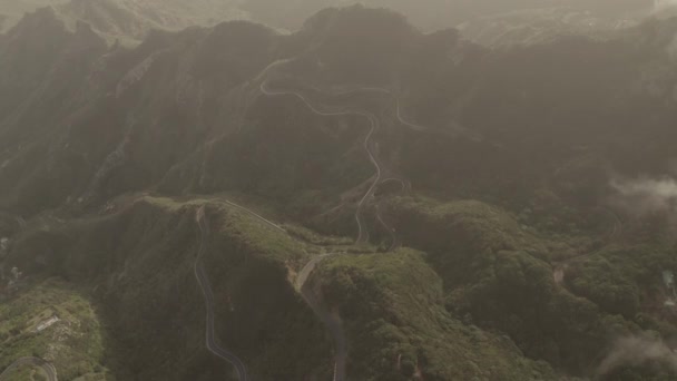 Dağlarda Yeşil Ormanlarla Kaplı Dev Dağların Arasında Dolambaçlı Bir Yol — Stok video