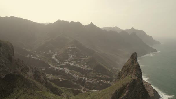 Liten Stad Omgiven Klippor Grön Teneriffa Spanien — Stockvideo