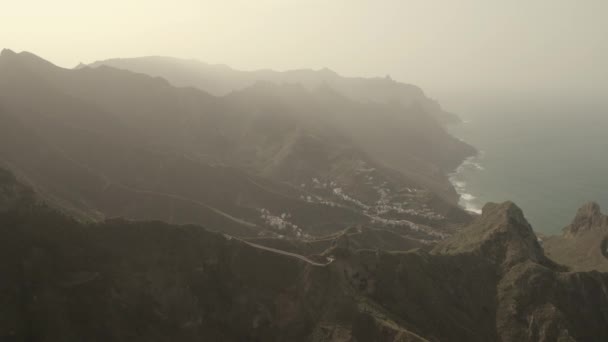 Una Pequeña Ciudad Rodeada Rocas Orillas Una Isla Verde Tenerife — Vídeo de stock