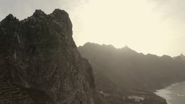 Небольшой Городок Окруженный Скалами Берегу Зеленого Острова Тенерифе Испания — стоковое видео