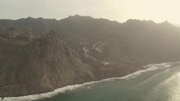 Una Pequeña Ciudad Rodeada Rocas Orillas Una Isla Verde Tenerife — Vídeo de stock