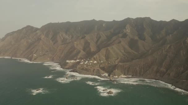 Liten Stad Omgiven Klippor Grön Teneriffa Spanien — Stockvideo