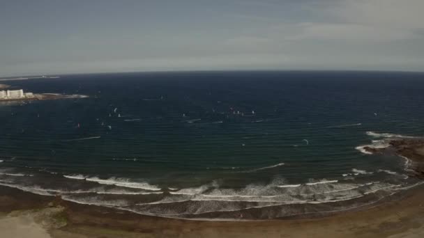 Bahía Con Windsurfistas Kiters Tenerife España — Vídeo de stock