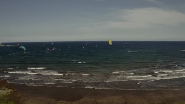 Залив Виндсерферами Кайтерами Тенерифе Испания — стоковое видео