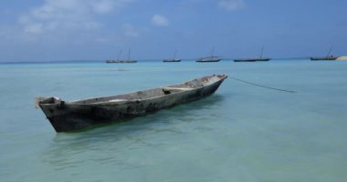 Tanzanya, Afrika 'daki Zanzibar adasında otantik balıkçı tekneleri
