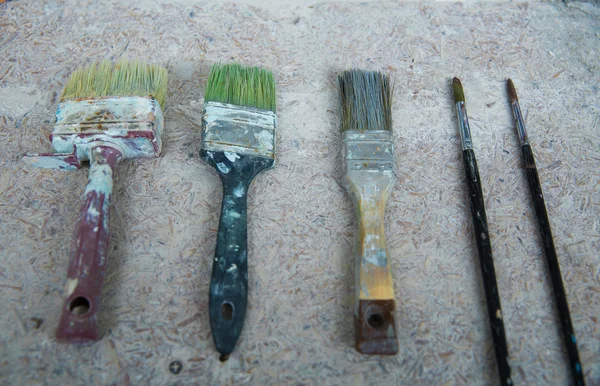 eski Boya fırçaları ahşap bir masaya yalan