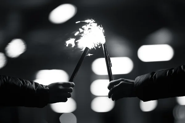 havai fişek, maytap holding iki eller