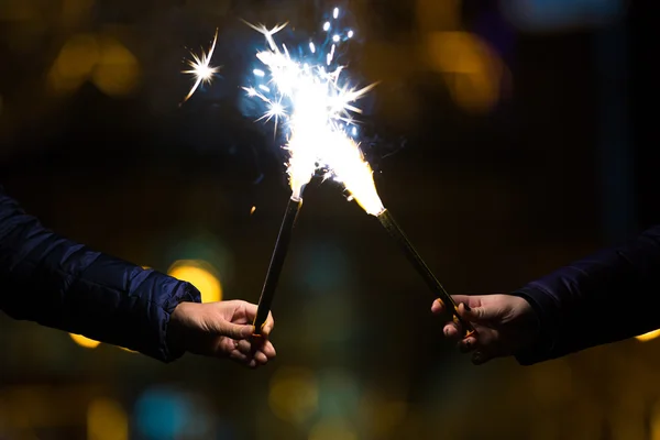 havai fişek holding iki eller maytap, yakın çekim