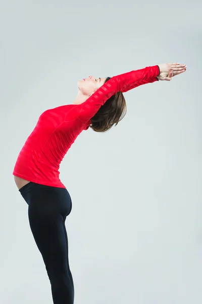 Hamile kadın pratik yoga, stüdyo fotoğraf, saptırma arka