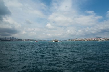 bulutlar ve Istanbul boğazı arka planda bir gemi ile deniz manzarası