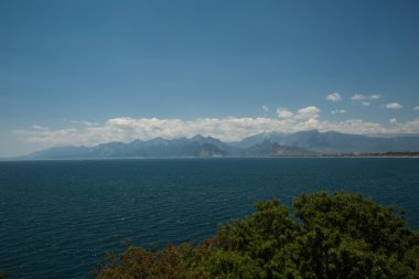 bulutlar ve dağ içinde belgili tanımlık geçmiş deniz manzarası