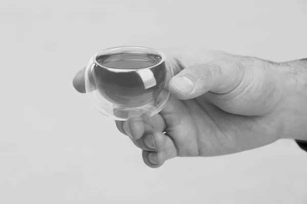 sıvı, yeşil çay, siyah beyaz fotoğraf şeffaf bir fincan tutan adamın elleri