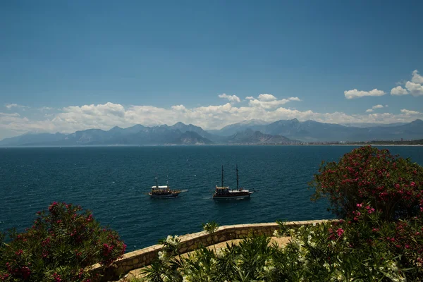 iki eski gemi ile deniz manzarası