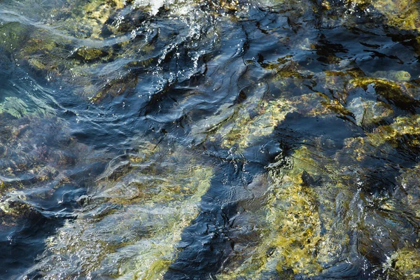 su akan içinde yeşil taş