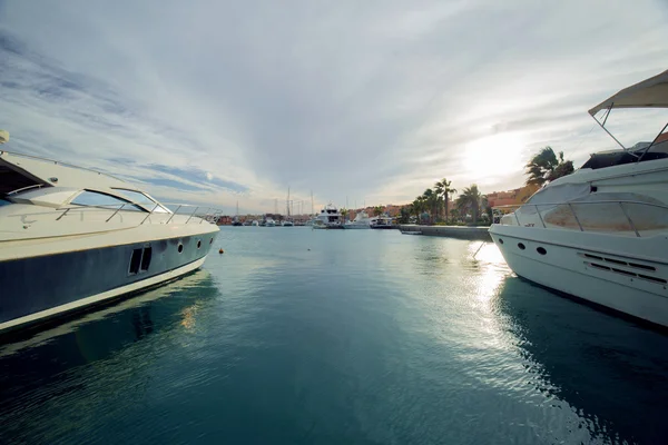 Körfezi'ne bakan teknede wharf için park alanı