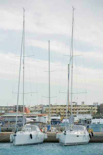 Rıhtımda iki bot vardır