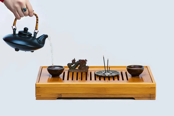 kadın eli şeffaf bir fincan çay tabloda çay dökülen