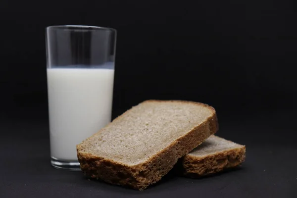 Молоко Прозрачном Стакане Черный Хлеб Черном Фоне — стоковое фото