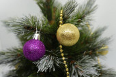 zlaté a fialové koule na vánoční strom zblízka