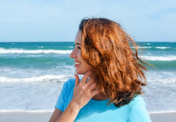 Jonge aantrekkelijke vrouw op het strand — Stockfoto