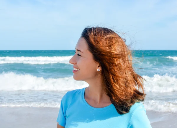 Jovem mulher atraente na praia — Fotografia de Stock