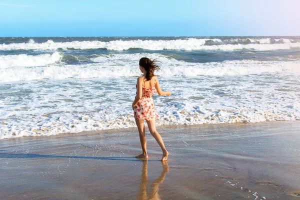 Mujer joven bailando en la playa — Foto de Stock