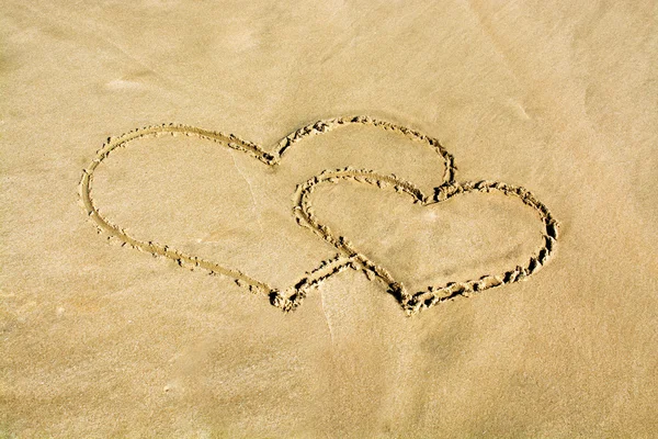 Due cuori disegnati sulla spiaggia — Foto Stock