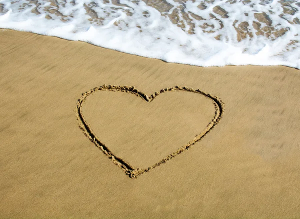 Hjärtat ritat på stranden — Stockfoto