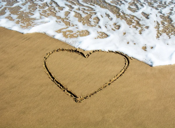 Coração desenhado na areia da praia — Fotografia de Stock