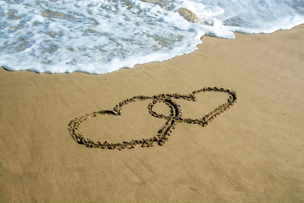 Zwei Herzen am Strand gezeichnet — Stockfoto