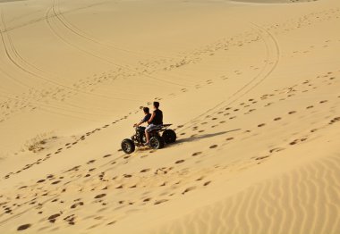 Çölde Atv insanlar